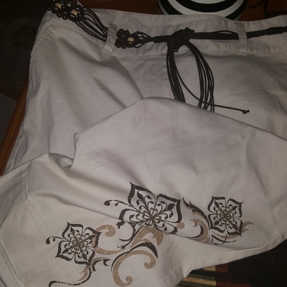 Khaki capris with belt - Picture 3 of 3